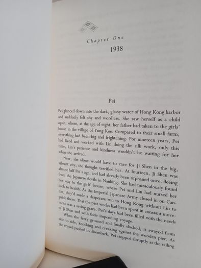 The Language of Threads by Gail Tsukiyama (RB554)