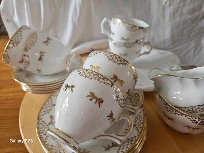Fine bone China teaset Royal Tara gold white gilded 21 piece set