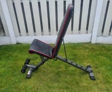 Foldable weight bench