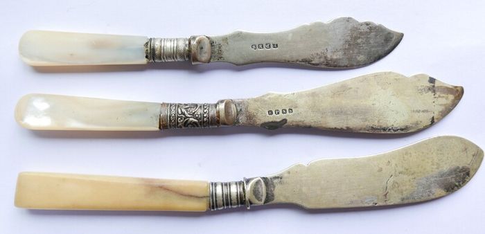 Vintage Sheffield butter or fish knives, two knives have white mother-of-pearl handles
