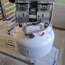 VEVOR Vertical Air Compressor 6.6 Gallon Ultra Quiet Oil-Free Air Compressor 30L Tank Silent Air Compressor 850W Oil Free Compressor Low Noise Image 3