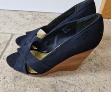 Black wedge peeptoe