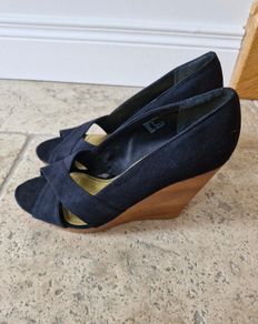 Black wedge peeptoe