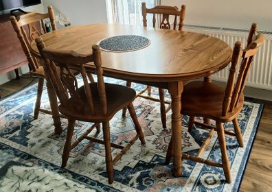 Solid Oak Extendable Dining Table and Chairs excellent Condition