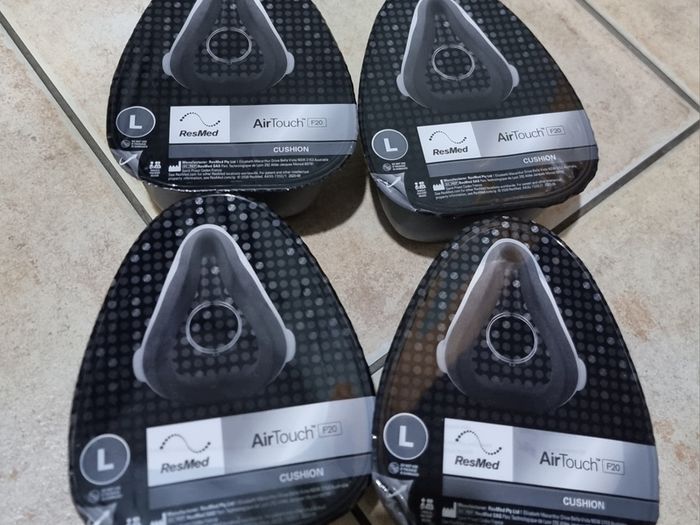4 Resmed airtouch F20 cushions. Large