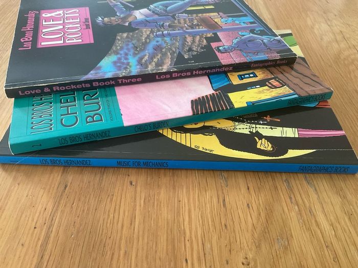 Love and rockets graphic novels part of the complete collection books 1 2 3 Hernandez brothers 10 eur each all 3 for 20.