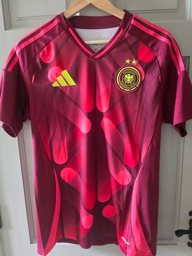 Football shirts (10 shirts all size M)