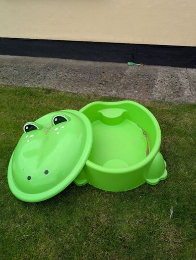 Sand pit / water paddling pool