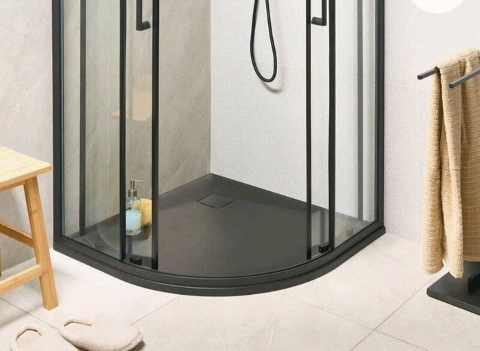 Low profile shower tray