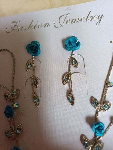 Costume  Necklace & Matching  Earrings.  Length  - 10"