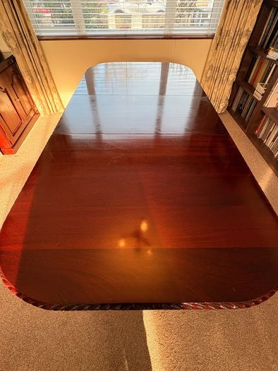 Large Mahogany Dining Table and Chairs (6x) - Expandable / Excellent Condition