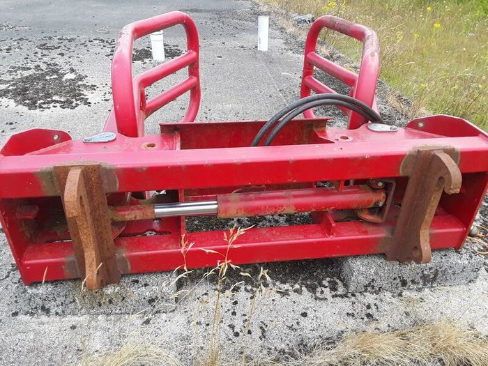 Nugent soft hands bale lifter
