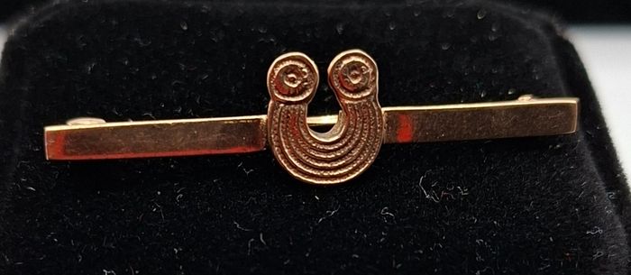 9ct yellow gold brooch
