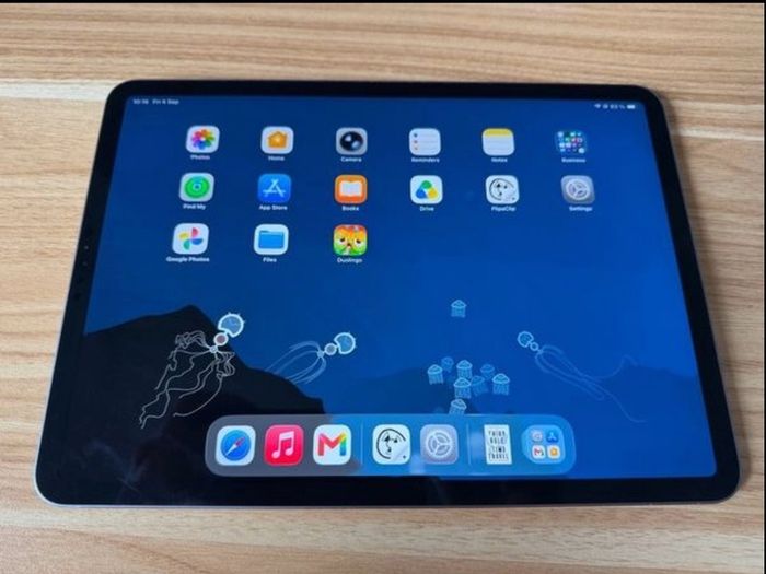 Apple iPad Pro 11" 2nd Gen 128GB (Wi-Fi) + Apple Pencil 2nd Gen Excellent Condition