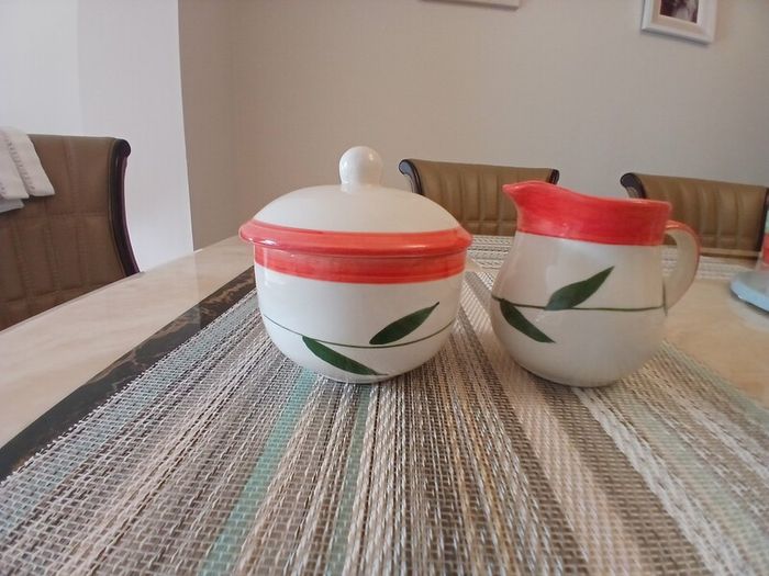 5 x mugs plus sugar bowl and jug