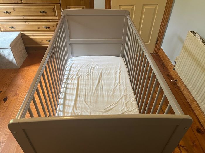 Baby cot bed & toddler bed with mattress