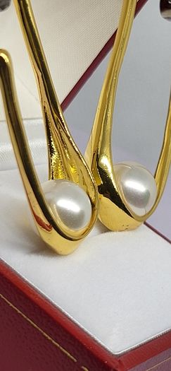 Beautiful earrings with pearls.