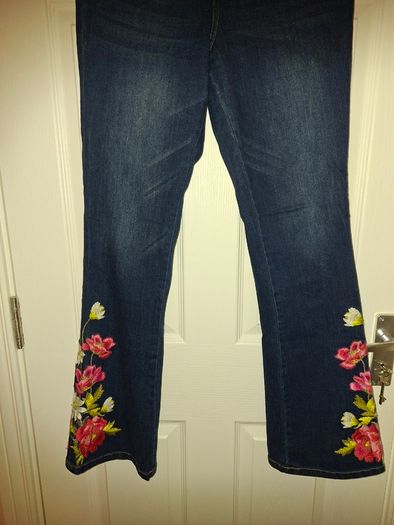 Stunning brand NEW Joe Browns  Floral Print Embroidered Bootcut Jeans, size 8