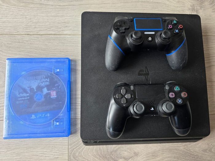 PS4 Slim 500G + Call of Duty, 2 Controllers
