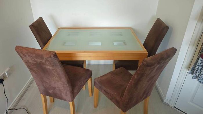 Extendable wooden table with cristal surface