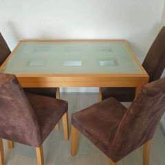 Extendable wooden table with cristal surface