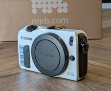 Canon Eos M body (+ free screen protector, spare battery and strap)