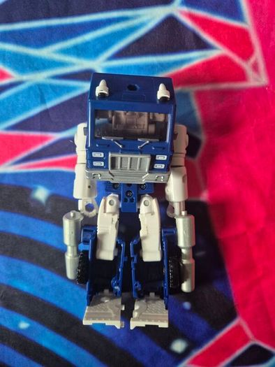 Transformers Kingdom War for Cybertron Trilogy WFC-K32 Autobot Pipes
