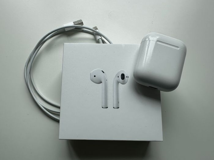 APPLE AirPods (2nd generation) with box and charging cable