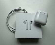 APPLE AirPods (2nd generation) with box and charging cable