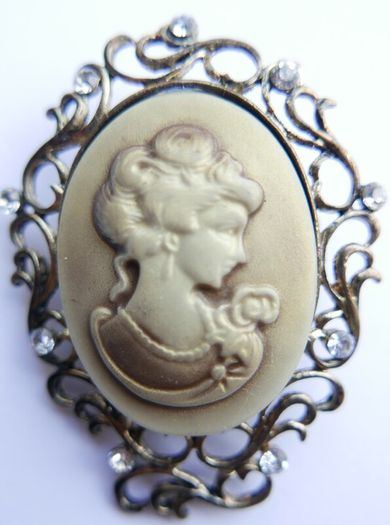 Vintage Cameo Brooch