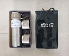 Vacuum flask with cups set silver