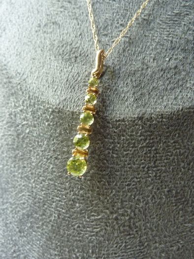 9ct Gold Graduated Peridot Pendant Necklace. 16 inch Chain Hallmarked 375