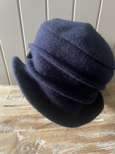 cloche bucket hat with a flower decoration 100% virgin wool Seeberger new