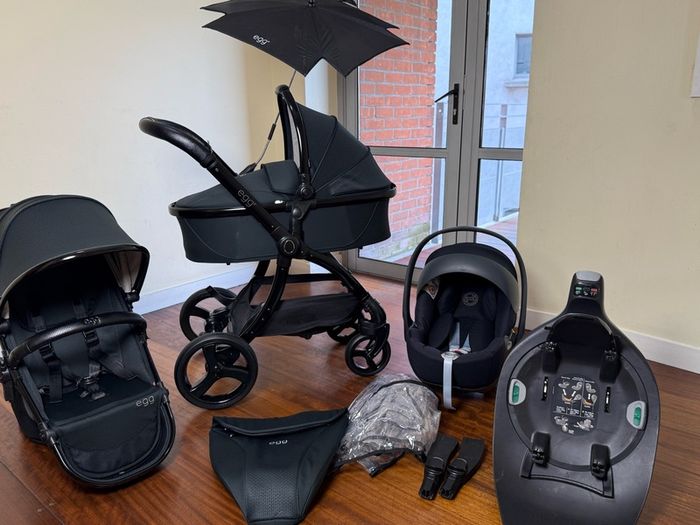 As New Egg2 travel system with Cybex car seat and isofix base swivel