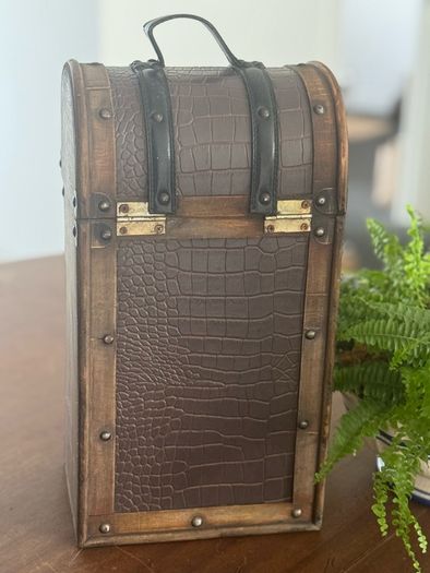 Vintage-style wooden wine gift box