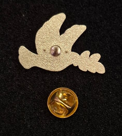 Dove of peace , pin back badge.