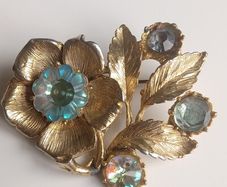 Vintage gold tone flower shaped statement brooch pin 21.3g     brooch