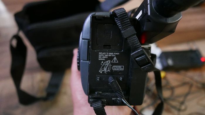 JVC GR-AX337E Compact VHS Camcorder + Carry Bag & Charger (the battery doesn't hold a charge - it works perfectly on the charger)