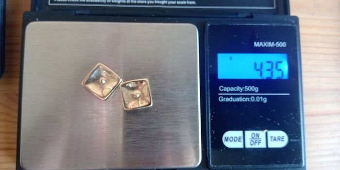 9ct gold stud earrings 4.35g