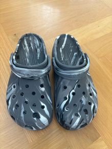 Crocs size 7