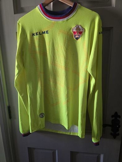 Football shirts (10 shirts all size M)