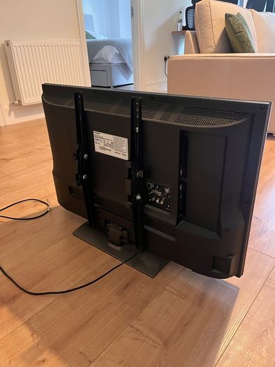 Toshiba 32 Inch TV with Remote and Stand