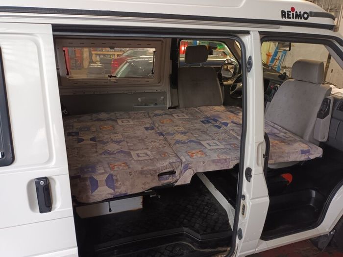Rock'n'roll bed with seatbelts
