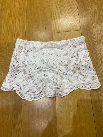 white lace shorts
