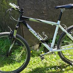 mountain bike  Giant Rincon     Size M.