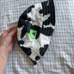 Bucket hat animal print cow
