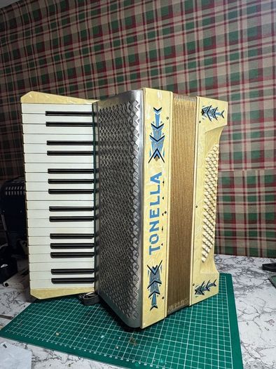 Piano accordion Hohner 80 bass.
