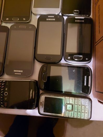 25 Mobile phones in very good cosmetic condition but have no Batterys