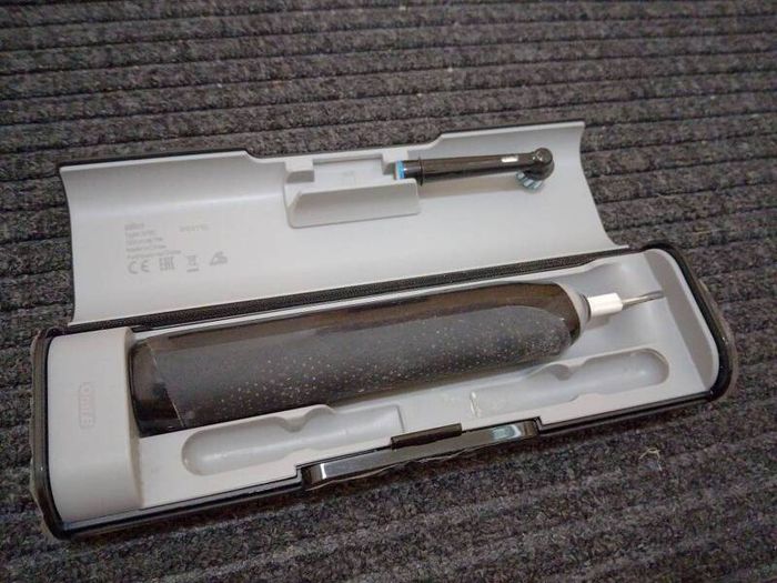 Oral-B electric rechargeable toothbrush with a travel case