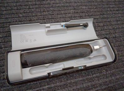 Oral-B electric rechargeable toothbrush with a travel case